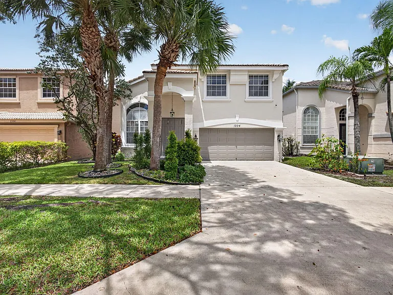 1204 Oakwater Dr — Photo 2