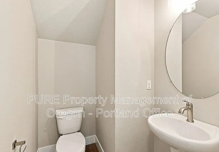 582 NE Alderwood Dr — Photo 34