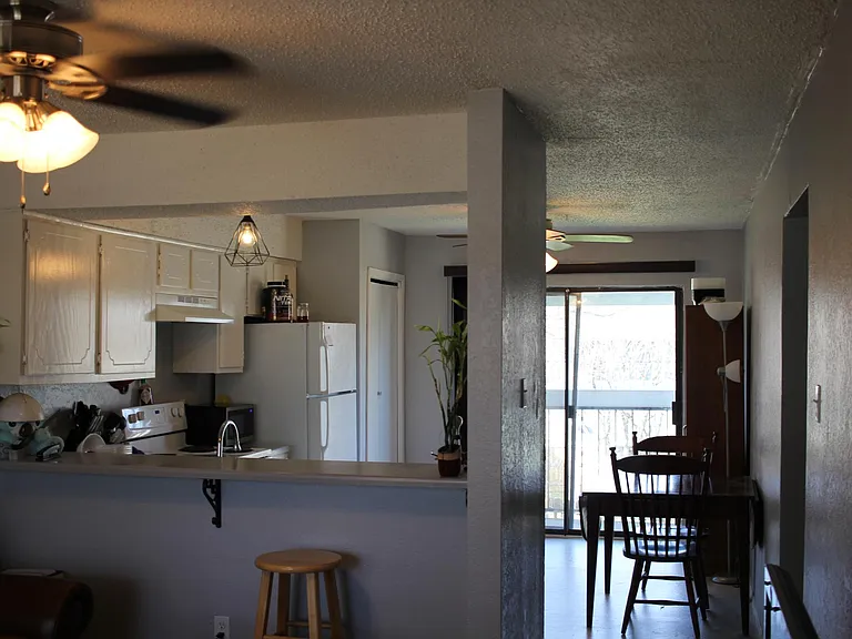 407 Manuel Dr #D — Photo 2