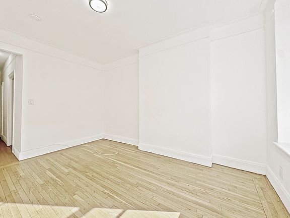 4th image of 215 E 25th St APT 3