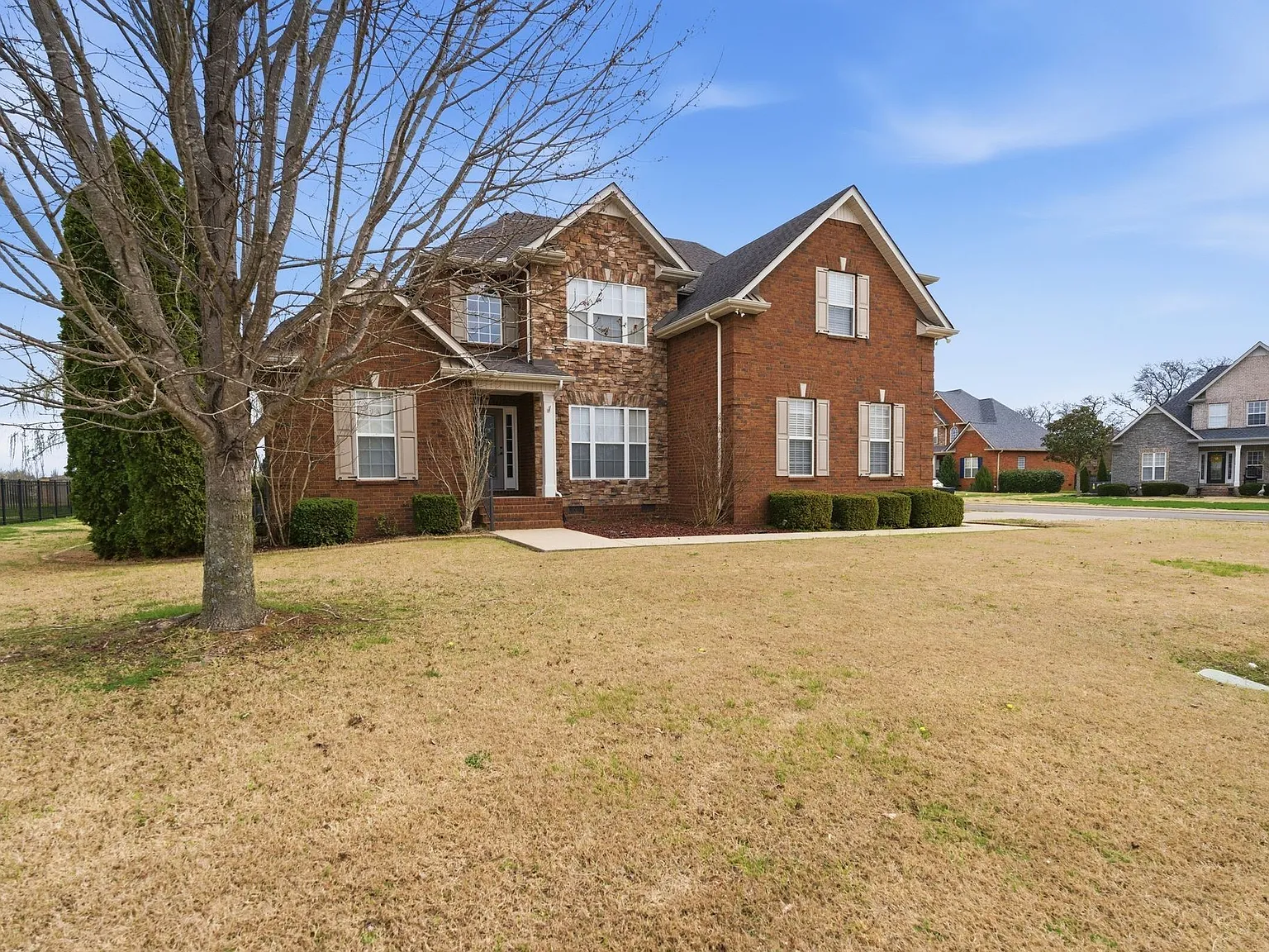4 bed, 2.5 bath, 2414 sqft, $2,600 — Photo 3