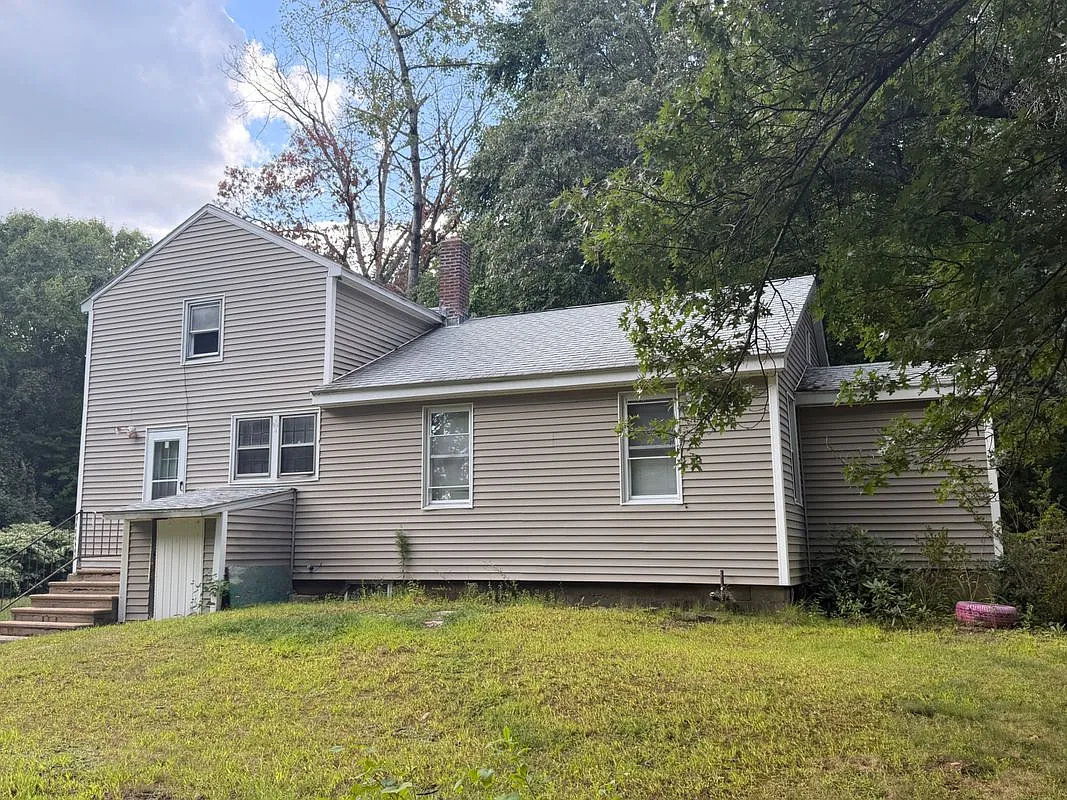 4 bed, 1.0 bath, 2000 sqft, $3,300 — Photo 1