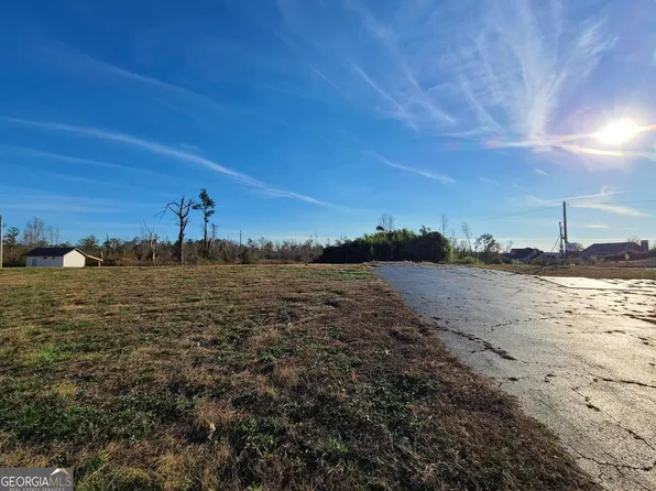 652 Smokey Rd, Newnan, GA 30263