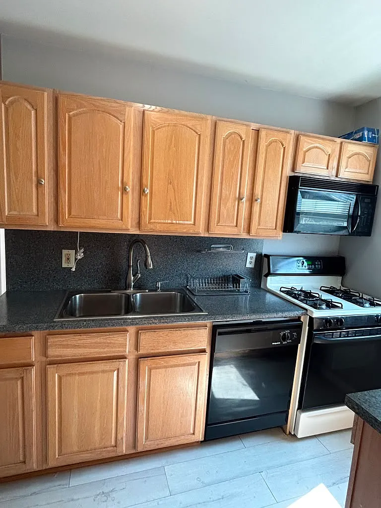 2 bed, 750 sqft, $2,400 — Photo 3