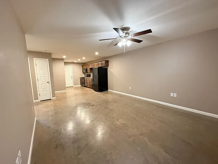 907 Thomas St #B — Photo 2