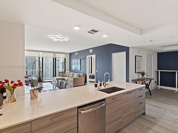 4th image of 121 NE 34th St Unit 2807