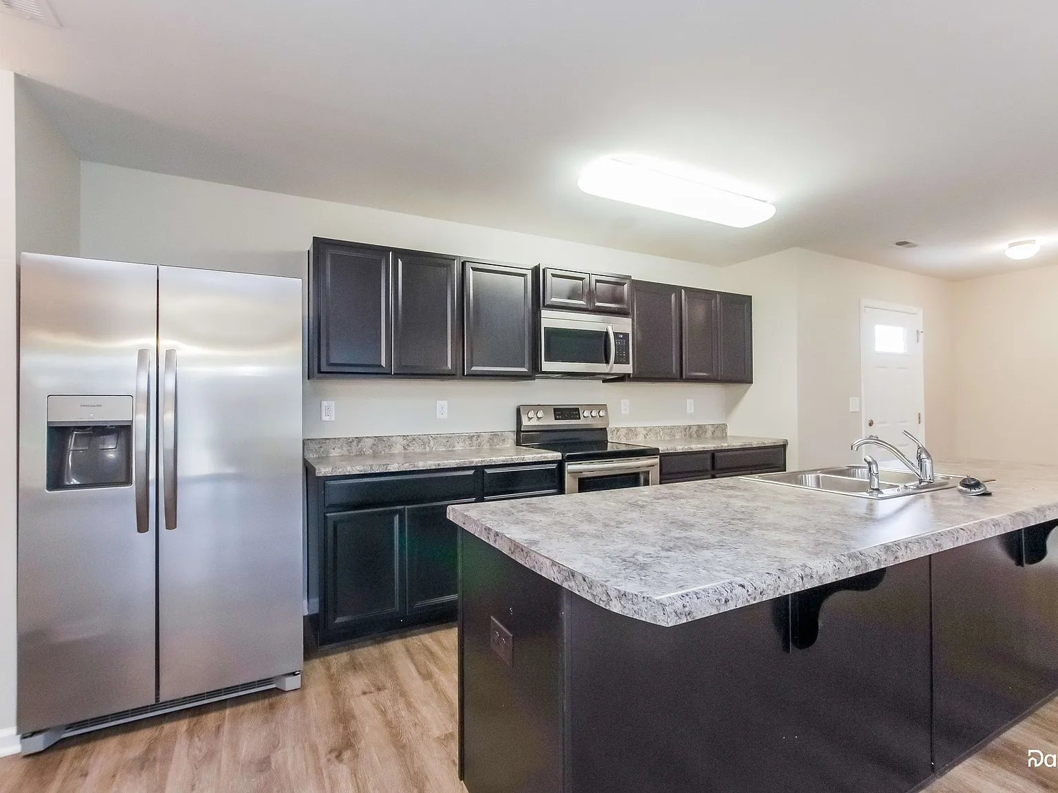 3 bed, 2.5 bath, 1753 sqft, $1,925 — Photo 2