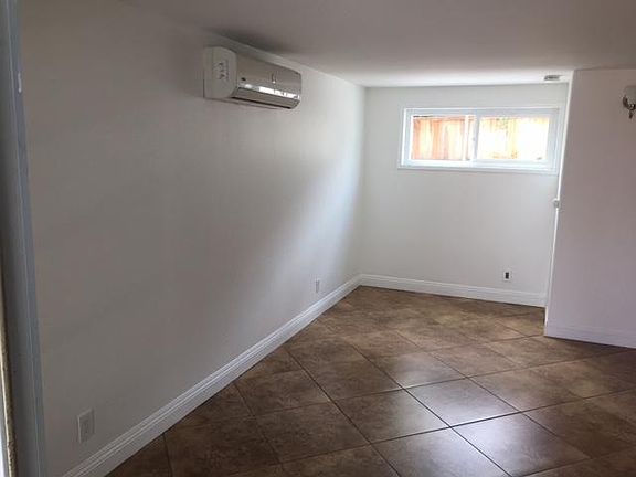 5th image of 69 1/4 Roycroft Ave