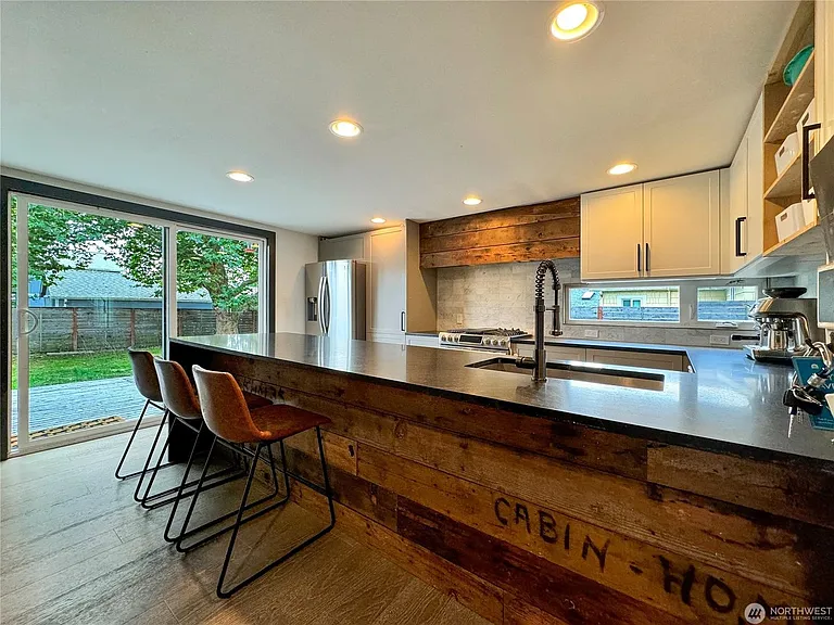 2220 Monroe Ave — Photo 8