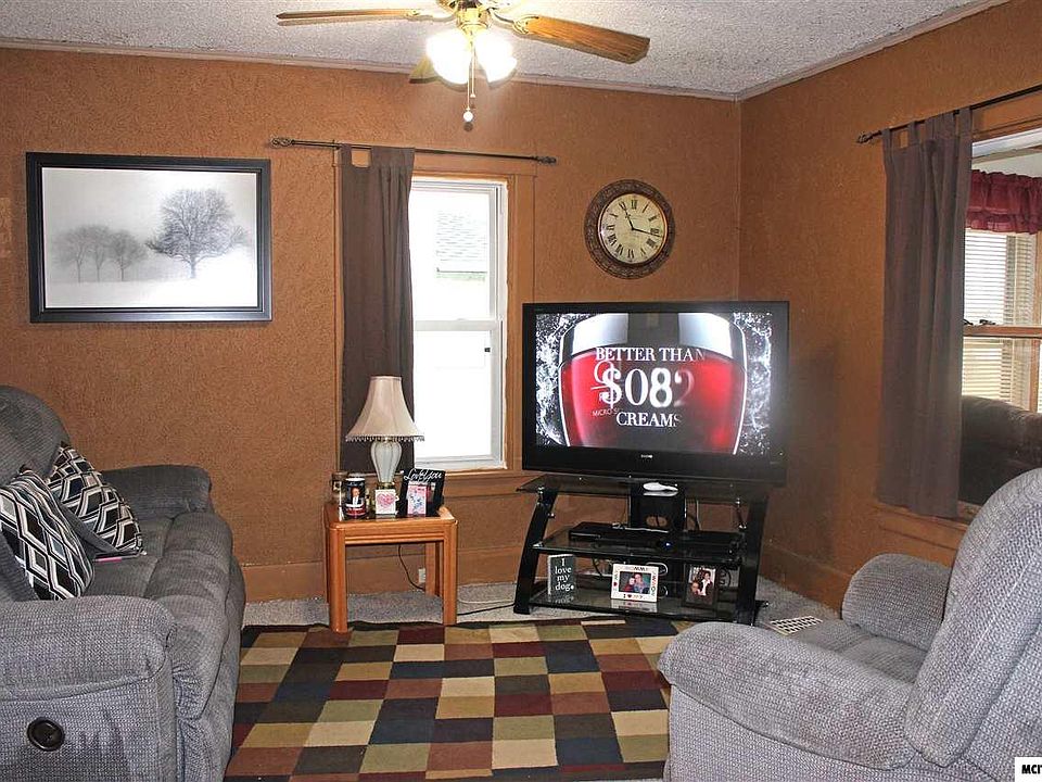 2nd image of 610 6th St SE