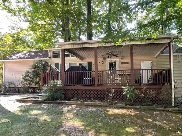 101 Falcon Dr, Byrdstown, TN 38549