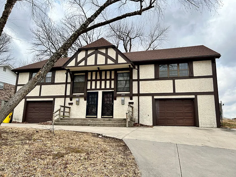 2342 S Crysler Ave — Photo 1