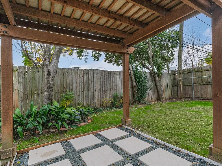 2601 Briarhurst Dr — Photo 21