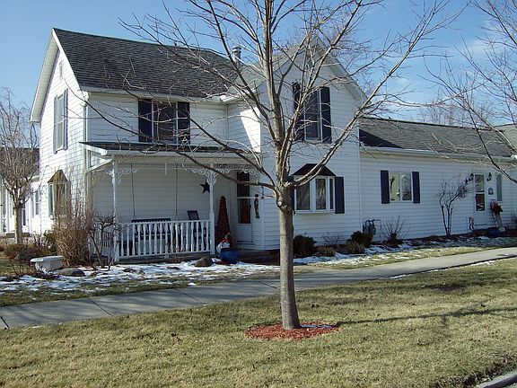 2nd image of 142 E Elm St