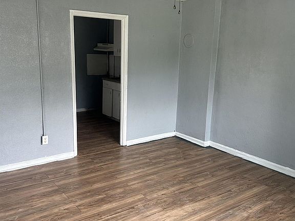 2nd image of 1103 Mary St