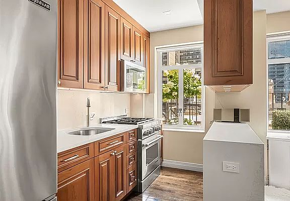 4th image of 25 W 54th St #12B