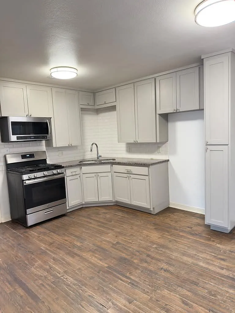 3 bed, $1,700 — Photo 1