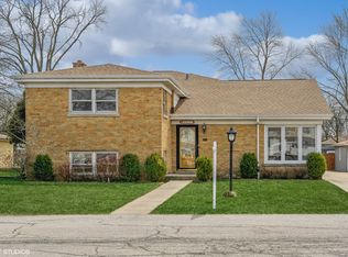 4631 W Lake Ave, Glenview, IL