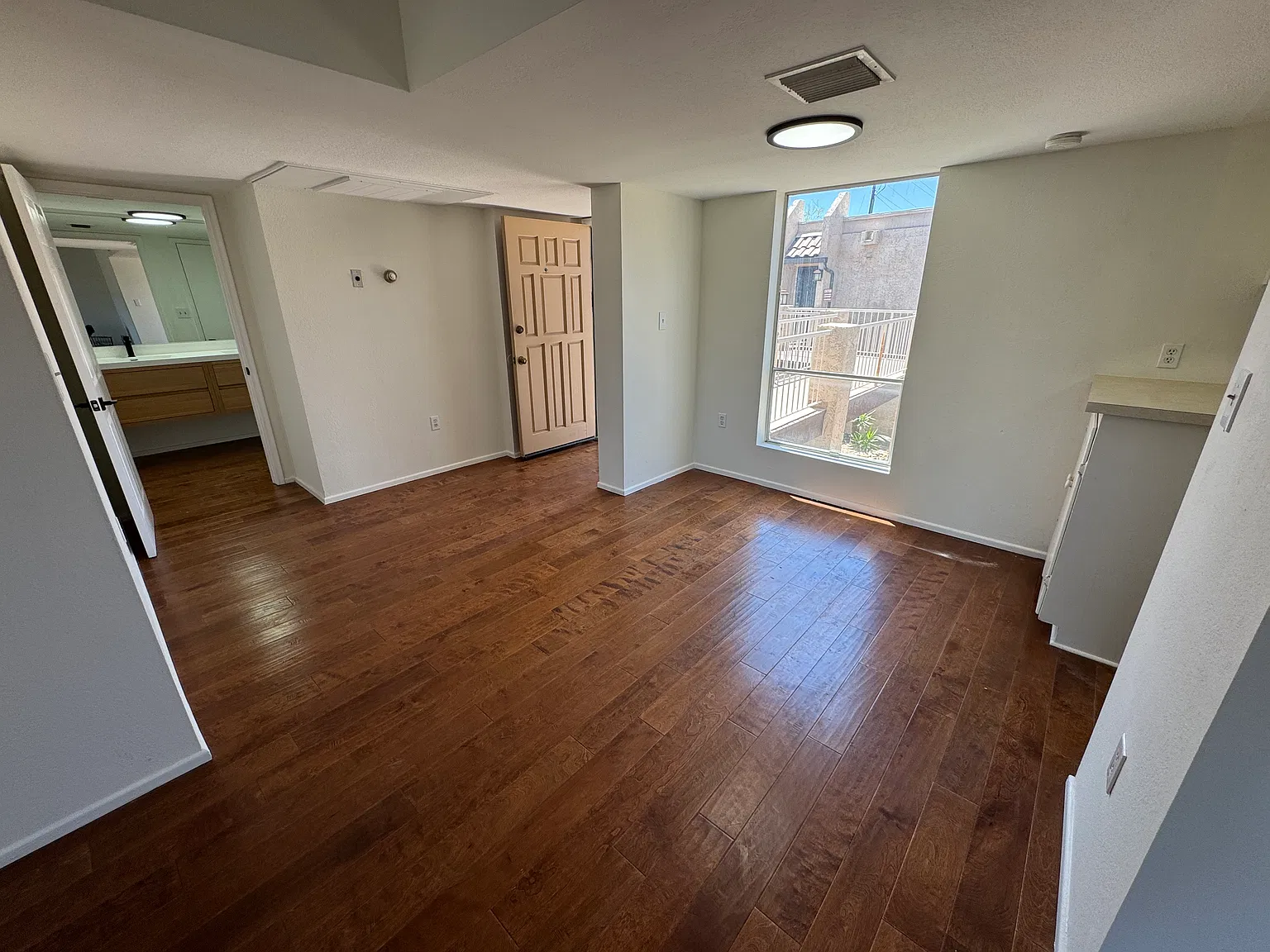 1 bed, 899 sqft, $1,900 — Photo 4
