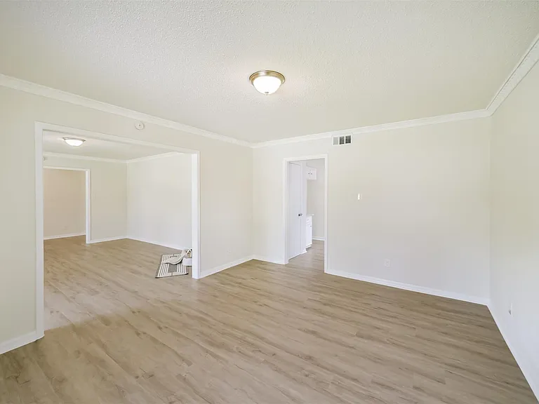 1011 Baltic Ln — Photo 16