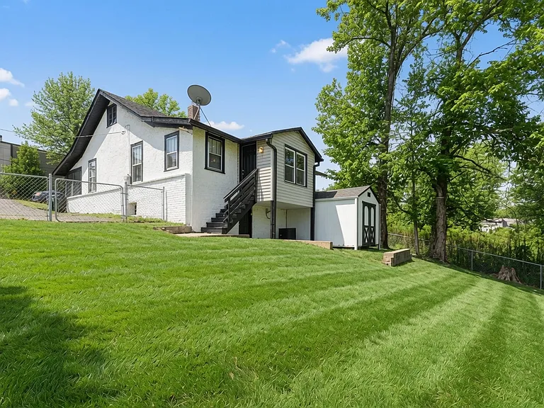 257 Gordon Pl — Photo 32