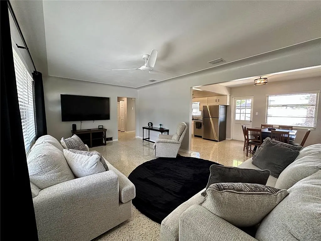 3 bed, 2.0 bath, 1230 sqft, $3,500 — Photo 4