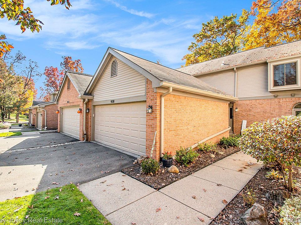 1st image of 928 Woodridge Hills Dr #83