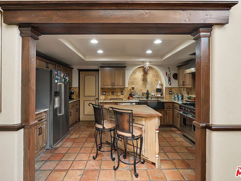 2528 Angelo Dr — Photo 11