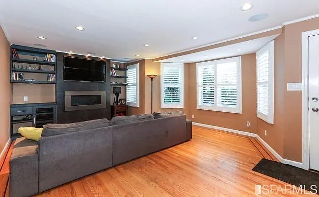 73 Naples St — Photo 2