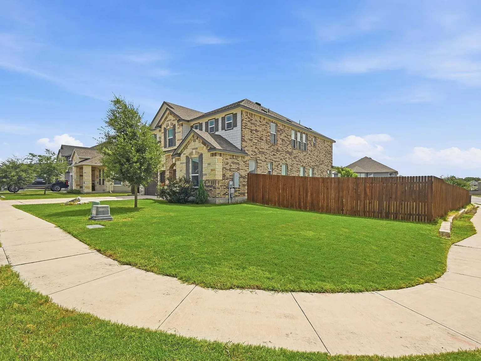 5 bed, 2.5 bath, 3476 sqft, $3,200 — Photo 3