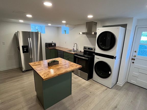 Brand new remodelled Kitchen with Full size Fridge, Dishwasher, Mircowave and stacked Washer/ Dryer