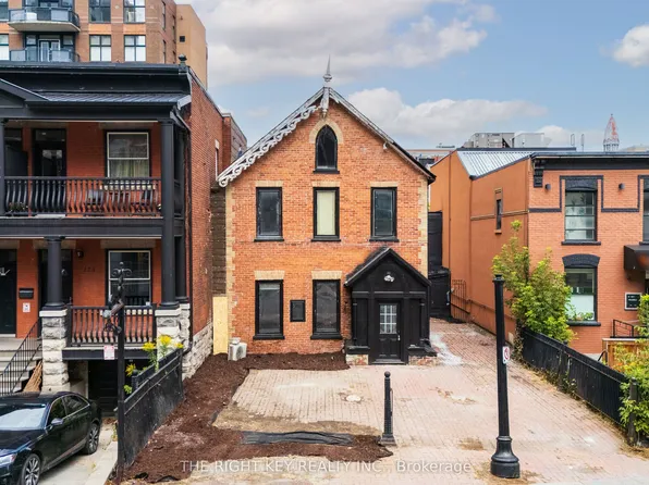 127 York St, Ottawa, ON K1N 5T4