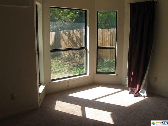 4th image of 405 Silver Creek Dr