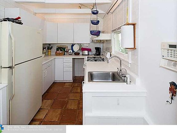 4th image of 821 NE 17th Way