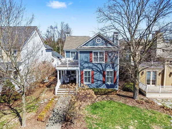 4 Riverbank Dr, Beverly Hills, MI 48025