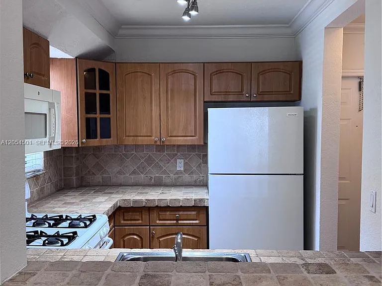 6705 N Kendall Dr #301 — Photo 7
