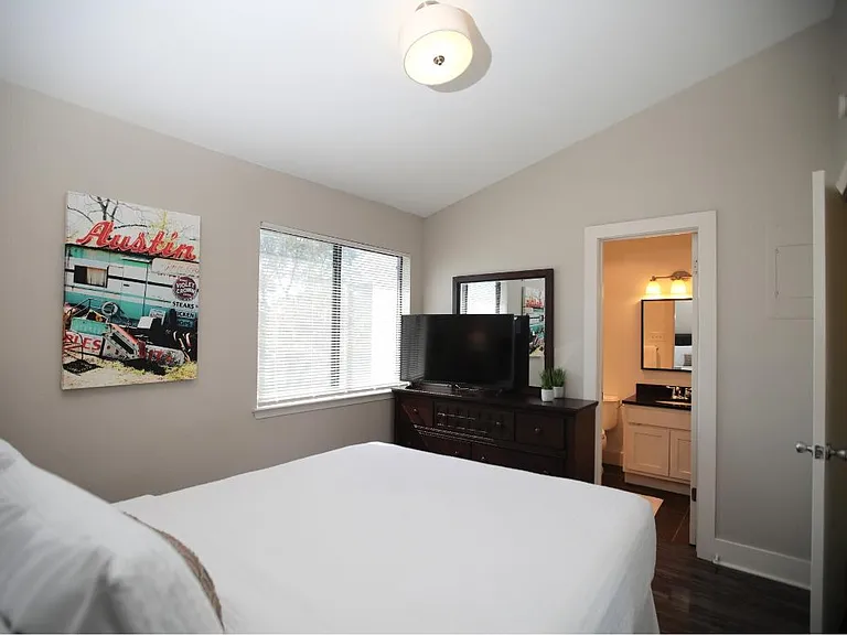Old South Austin Apartments — Photo 6