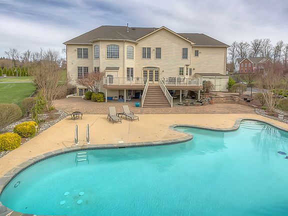 3rd image of 1305 Springvale Dr