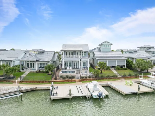 125 Reserve Ln, Rockport, TX 78382