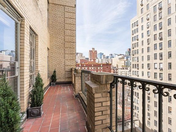 3rd image of 353 W 56th St APT 10
