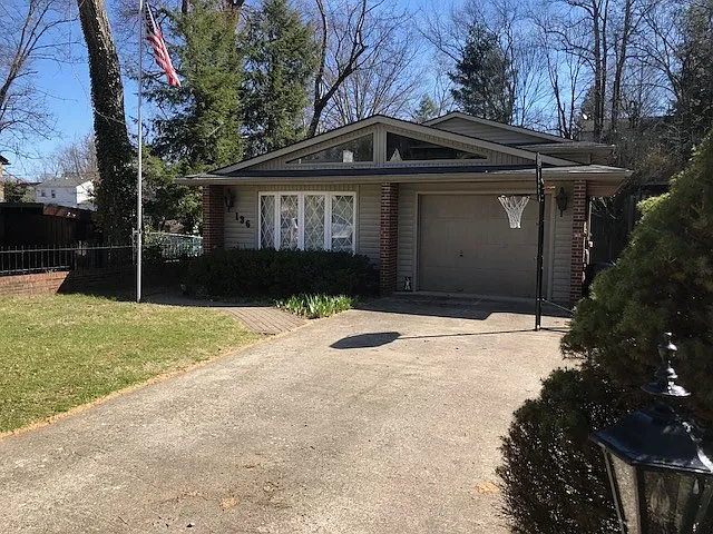 136 Fairfax Dr photo 1