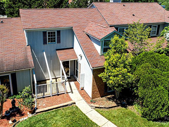 3rd image of 6804 Cabot Cir