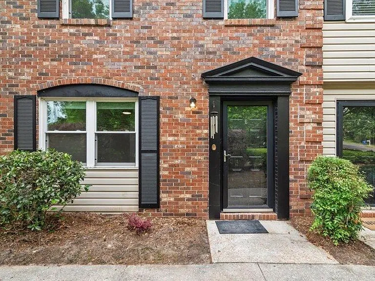 415 Parkdale Dr #8E — Photo 2