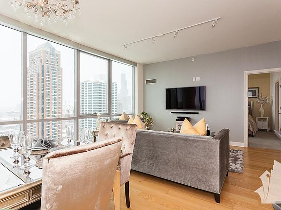 3rd image of 1201 S Prairie Ave #25O6