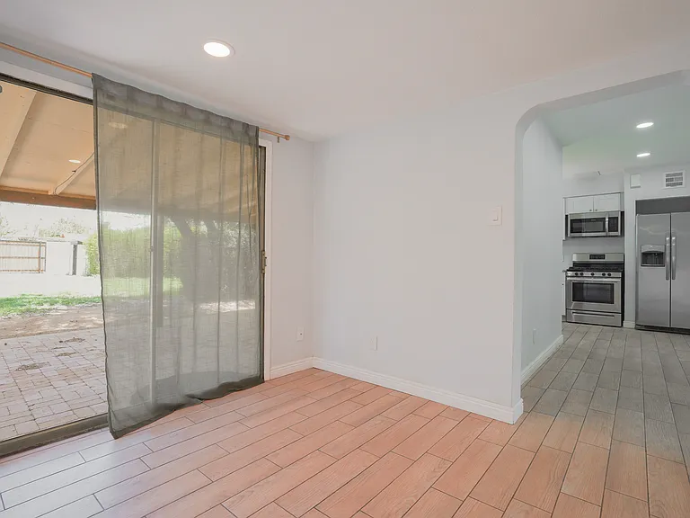 506 W 11th St — Photo 15