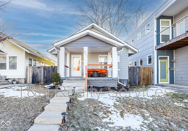 1427 S Olive St — Photo 1