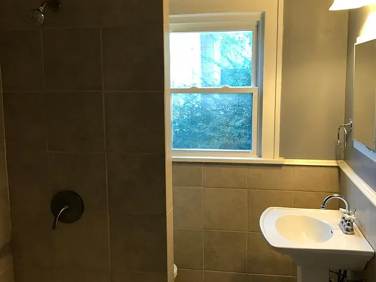 422 S Gillette Ave — Photo 4