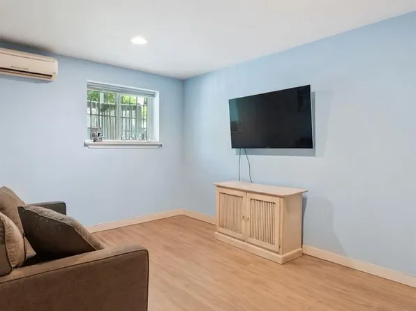 24 Cove Lane image 15 of 26