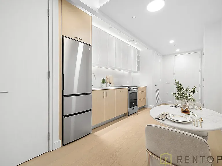 555 W 45th St #2C — Photo 4