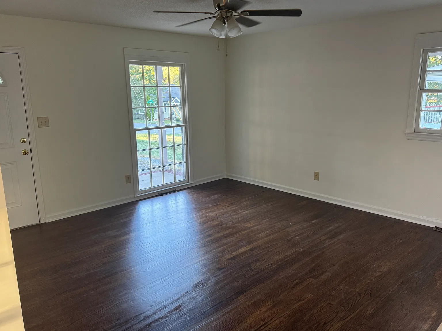 3 bed, 1.5 bath, 1025 sqft, $1,615 — Photo 2